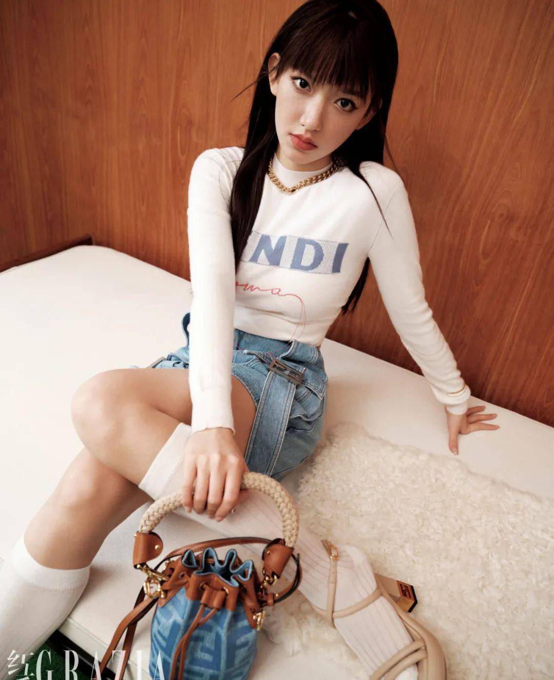 程潇以时尚造型登上《红秀》封面:上半身去游泳,下半身去逛街_印花