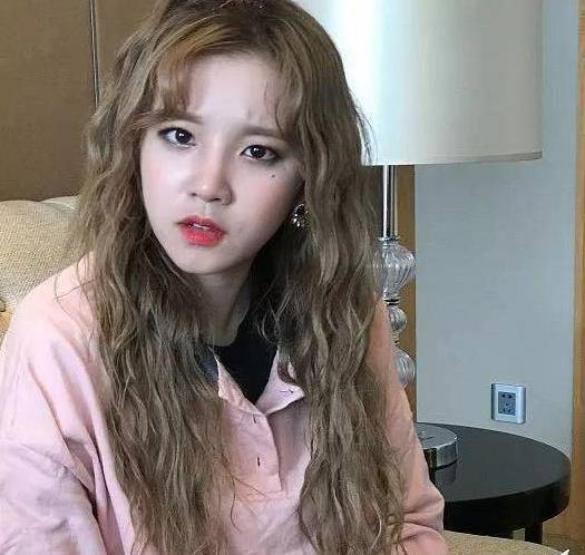 在节目中有很多游戏环节,甚至还会有落水的画面,所以宋雨琦打扮的很