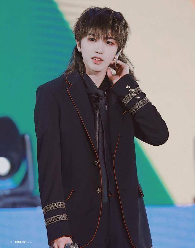 同样是鲻鱼头造型蔡徐坤可爱,易烊千玺成熟,最好看的是他!