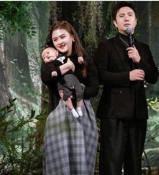 之后参加了一档综艺喜剧节目《欢乐喜剧人》,后来逐渐在娱乐圈有了