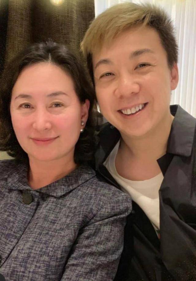 为他扶灵送行的,除了何超琼之外,还有叶倩文,梅艳芳跟钟楚红三个女性