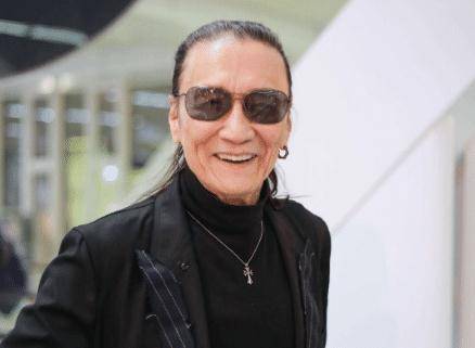 85岁谢贤近照曝光,头发乌黑精神好,与佘诗曼搭肩姿势亲密_关系_明星_