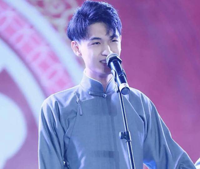 秦霄贤的成长:舞台上他装得多"傻",私下里就有多精明_郭德纲_张云雷