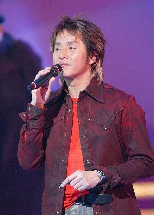 谭咏麟演唱会出丑裤子没拉拉链话筒戳鼻孔,校长的表情才是亮点_李克勤