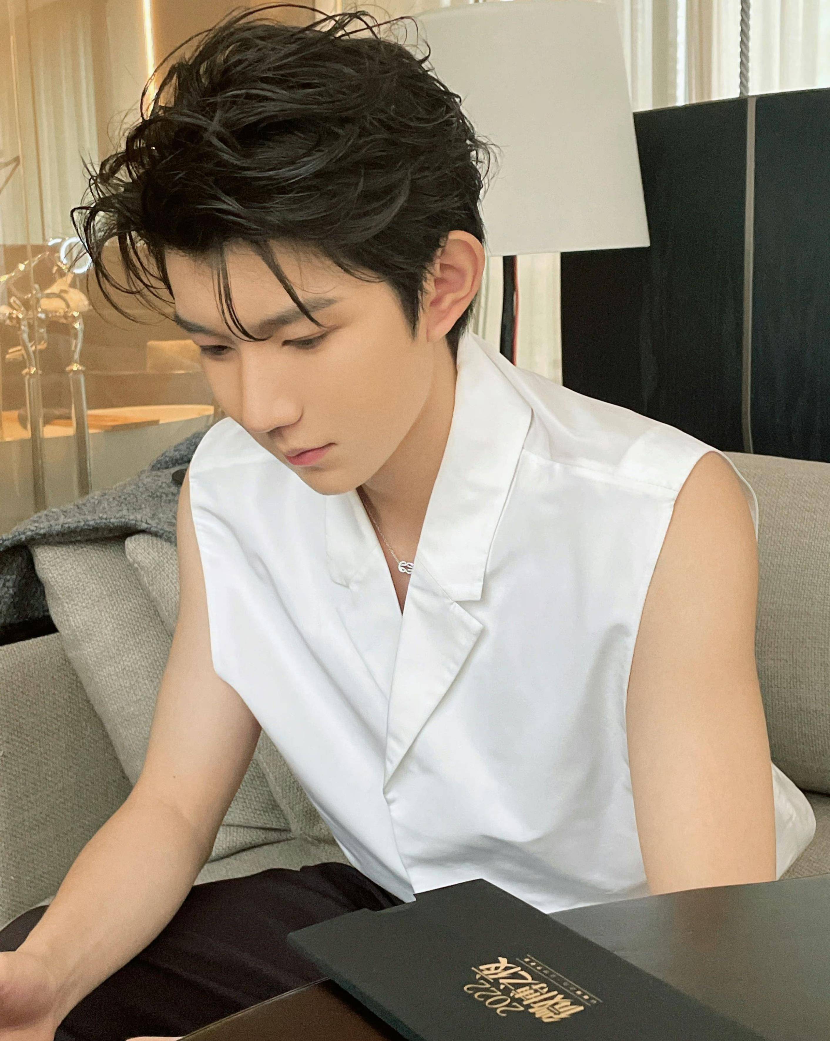 王源经常提到健身,透露演唱会需要身材,开始期待舞台服装_照片_时尚