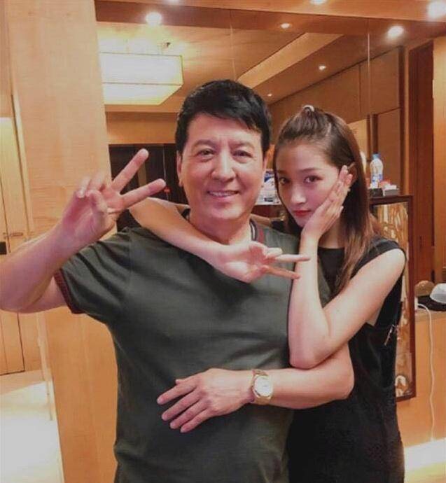 黄磊不教女儿做饭是怕女儿辛苦,关晓彤爸爸不教女儿做饭是怕女儿学会