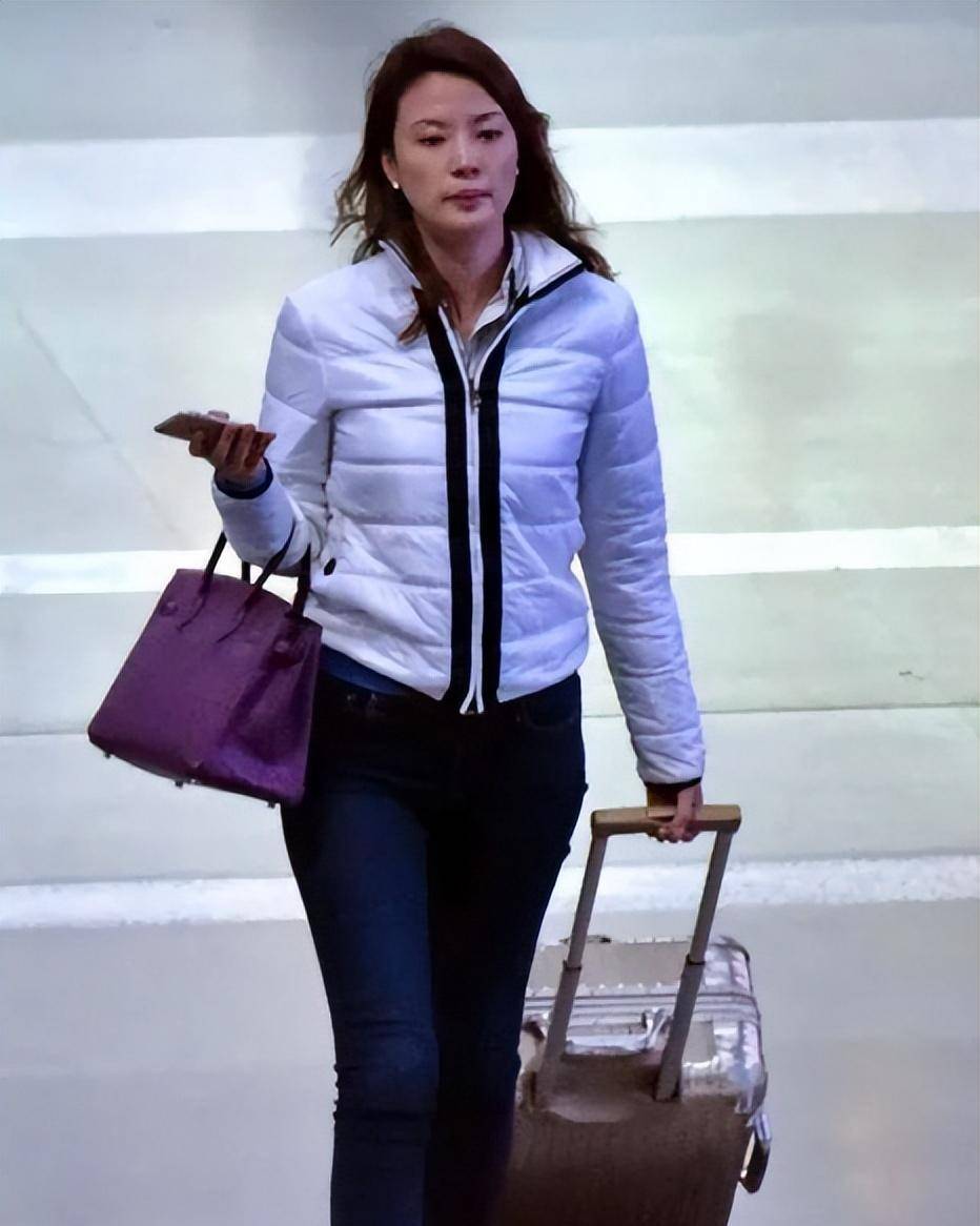 46岁刘芳菲太接地气了,素颜出镜难掩高贵气质,身材秒杀当红女星_白色