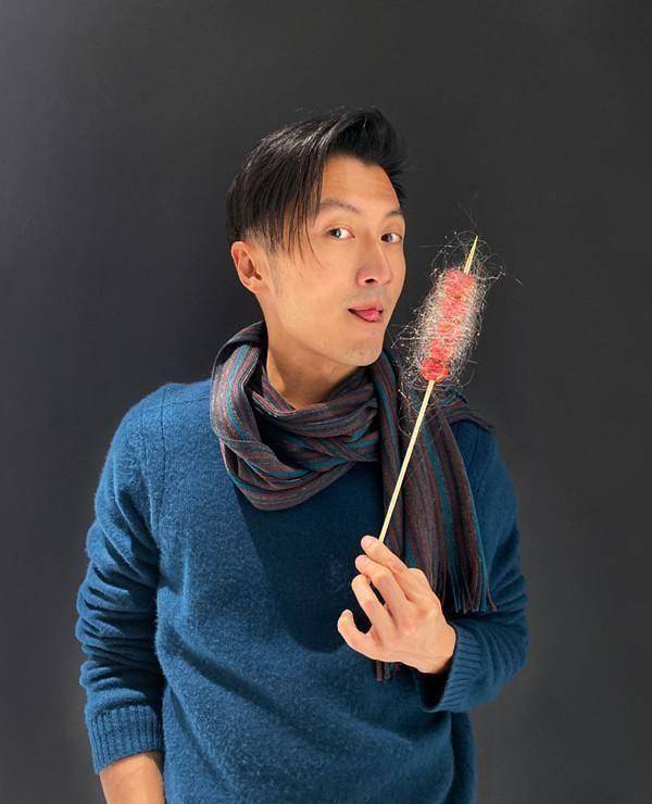 谢霆锋将头发扎起,戴上一副金属框眼镜,这才是痞帅的男生!