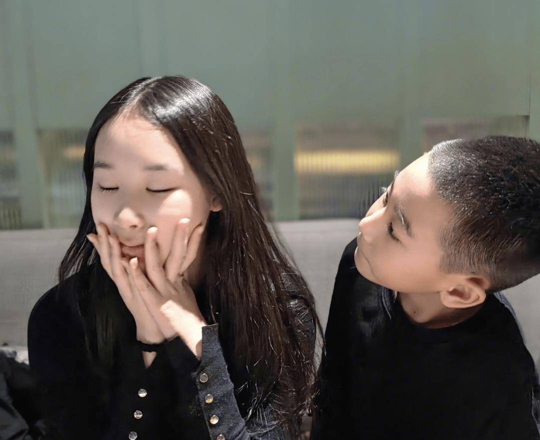 原来赵文卓送女儿登机出国留学,小玫瑰身高超1.