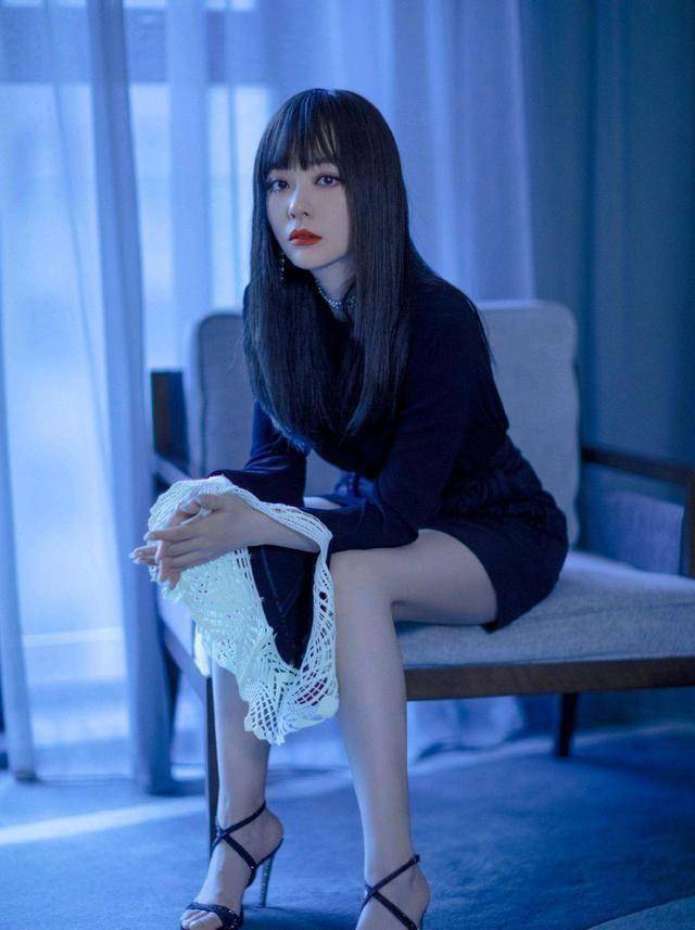 张靓颖太适合"公主切"了吧?配藏蓝色连衣裙气质高贵冷艳,美腻_发型_女