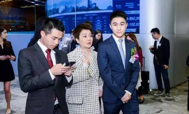 原来弟弟住10亿豪宅买7辆迈巴赫,弟弟出门坐地铁睡机场地上_何猷龙_何