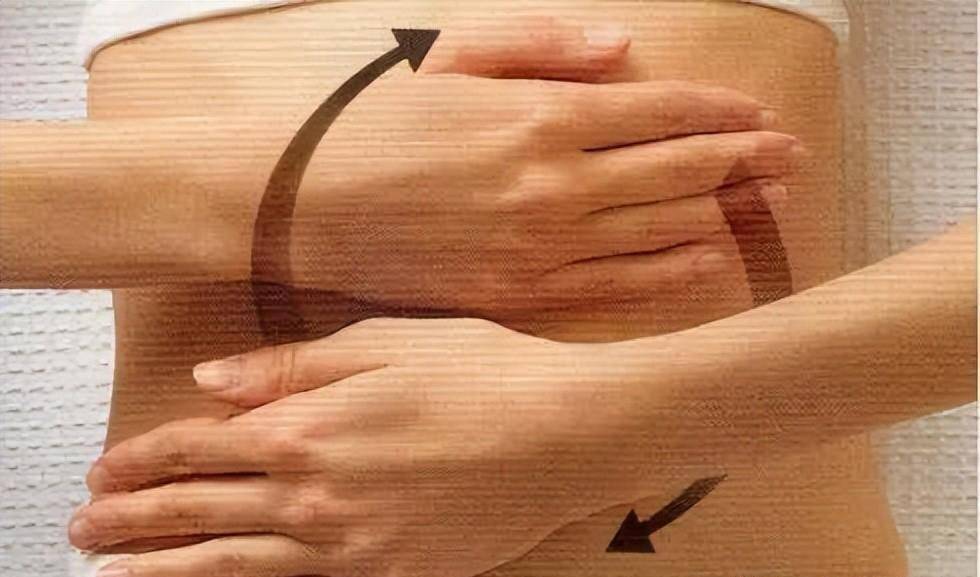 首先说一下平躺转圆揉腹,通常是晚上睡觉前,平躺在床上,手心向着肚脐