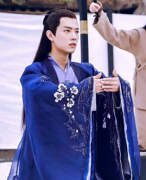 肖战最帅不在《陈情令》!这部造型让人惊艳,风度翩翩是谁家公子