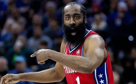 今日篮坛:詹姆斯领奖表态远还未到退役时!