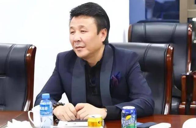 和国乒走的太近,愿意为国乒投入和付出,也让郭斌和王楠身上的争议声