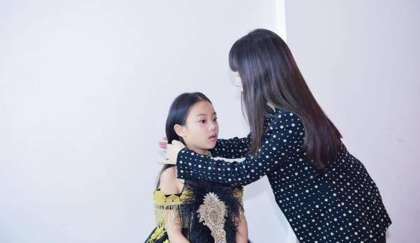 甜馨登台走秀霸气甜美,复出无望的李小璐,只能靠女儿挣钱?