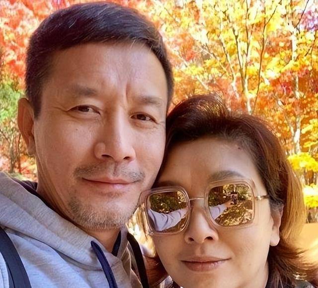 被甩后的江珊气不过,找了"替身"张博,从他身上找寻"白月光"靳东的影子