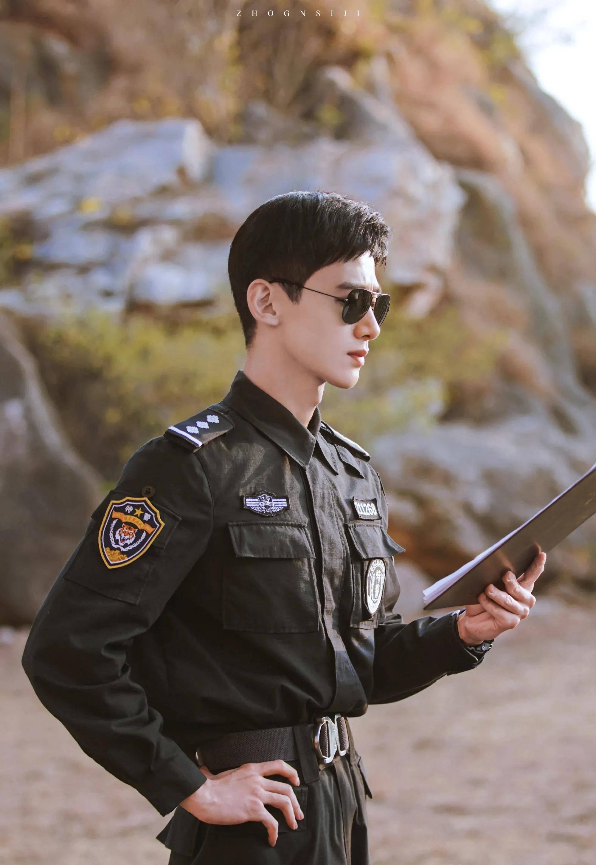 一见倾心易,久看不厌难,唯有白敬亭,名字含义都与众不同的男人_特警