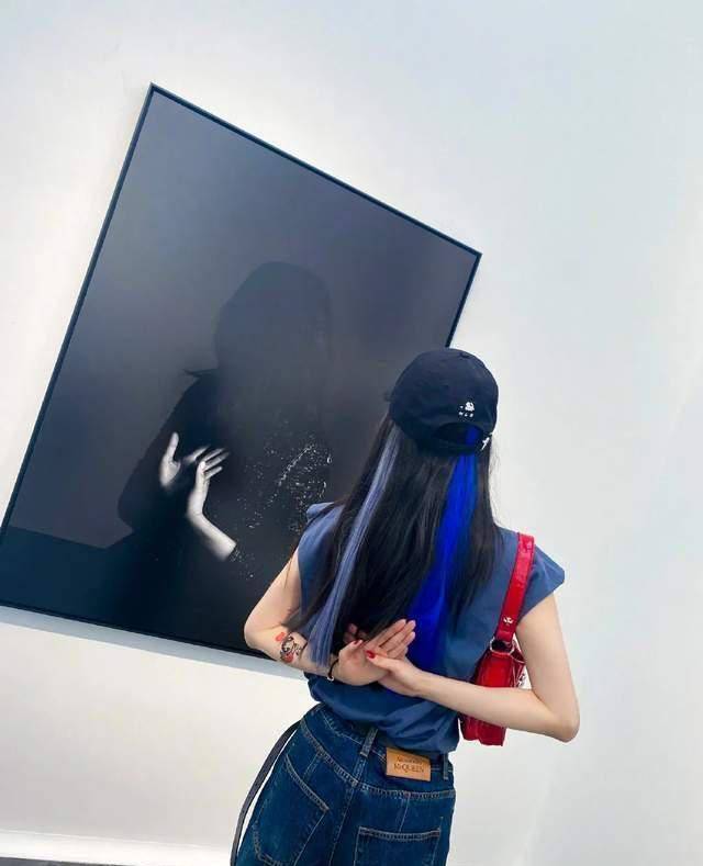 杨幂模仿画展手势九宫格,纹身贴极为抢眼,满满的少女感扑面而来_顶流