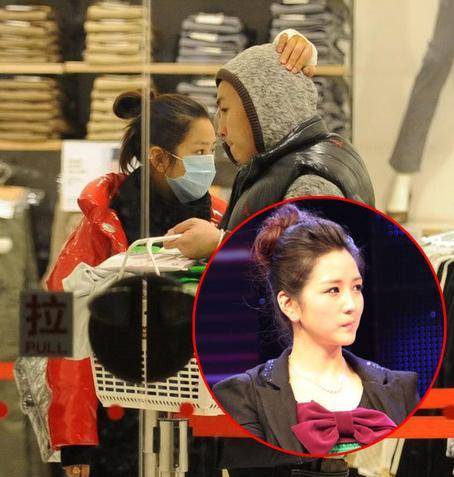 释小龙深夜豪车美女相伴,曾唯一公开承认过的女友,如今已2婚3娃