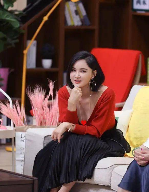 张歆艺产后变美了,穿红色大v领针织衫真显瘦,迷人锁骨太吸睛_减肥