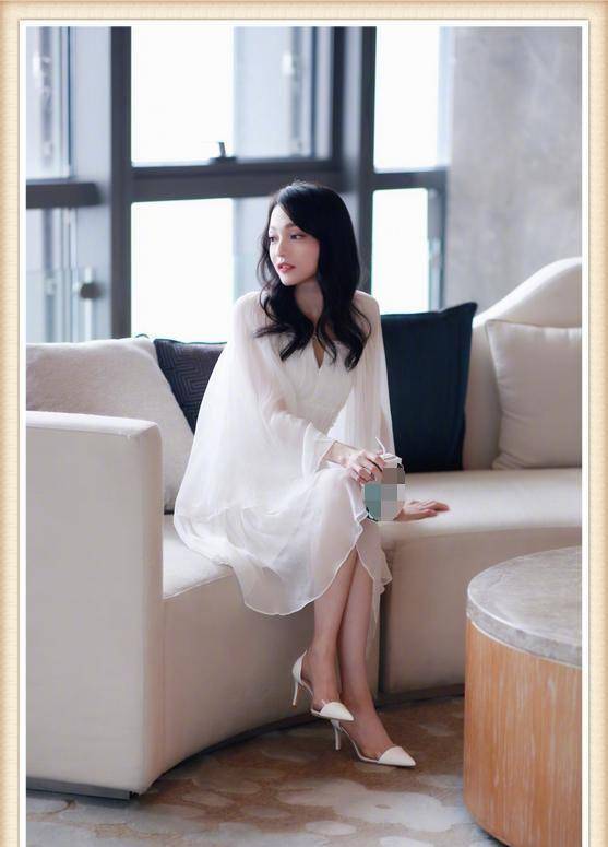 张韶涵的身上更加的仙了,让她一秒回到公主小妹时的甜美,侧面看起来