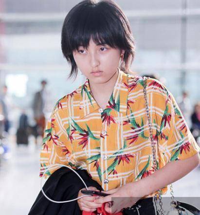 张子枫衣品直飙升,电影节发型突变老十岁,高级脸百变造型受质疑_妹妹