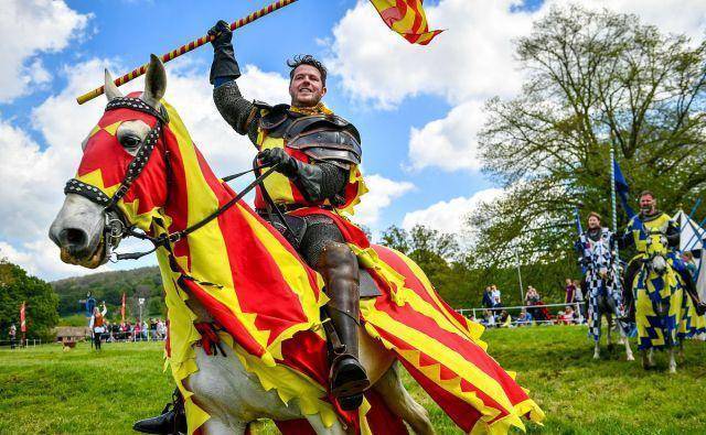 人马披挂上阵鏖战正酣,画面似拍电影_进行_骑士