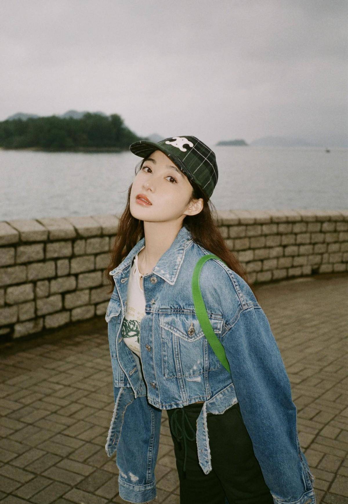 孙嘉璐荡秋千,笑容纯真,一身牛仔造型甜美酷俏皮,治愈力max_运动_女孩