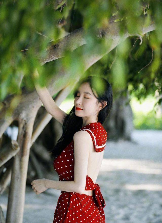 张檬太撩人了,穿红色波点连体裤大胆秀美背,自信的人最美_旗袍_的设计