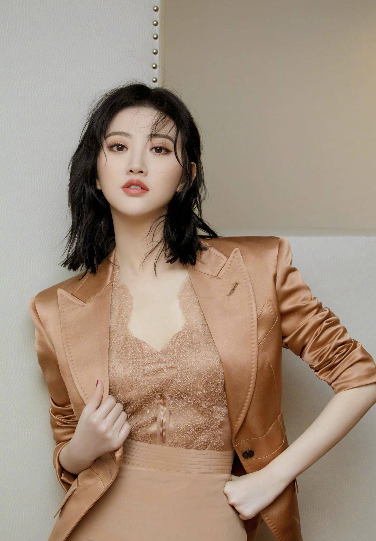 景甜亲身示范:不染头发,裙选长,裤选宽,35岁依旧优雅高级