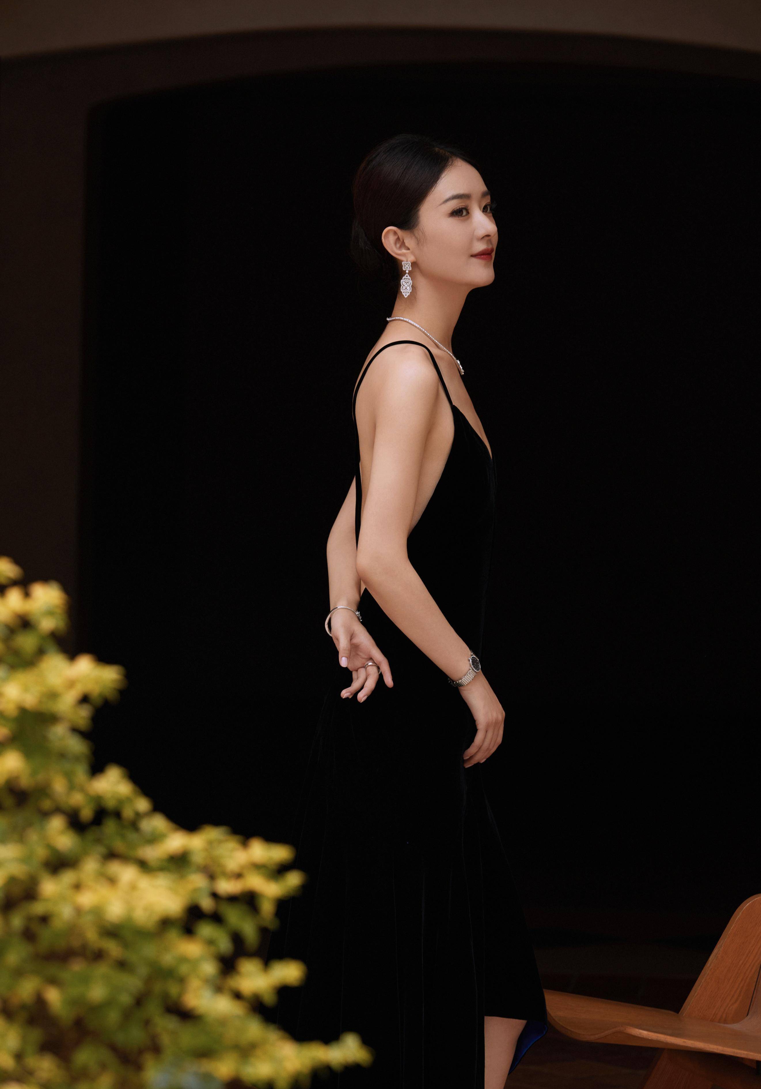 红毯赵丽颖玉兰黑丝绒长裙拥有绝美背影_连衣裙_黑色_身材