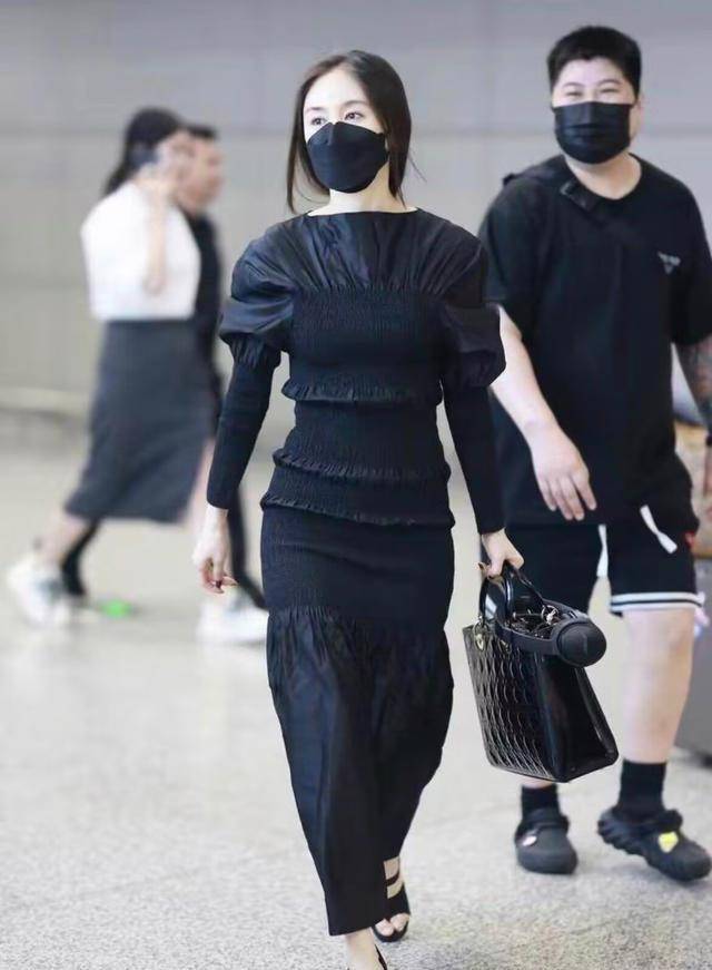 王子文身材娇小,但很懂得穿衣打扮,他的衣着简洁大方,一去机场就成为