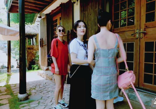 听到应采儿的尖叫声,大家才都把注意力放在颖儿身上,程莉莎连忙扒开