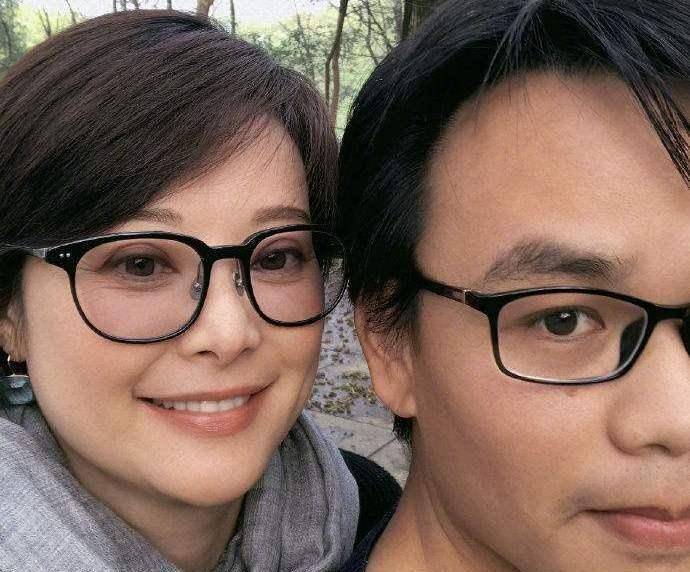 袁立与老公现身街边小面馆,搭肩搂背秀恩爱,十分甜蜜_梁太平_公众_真