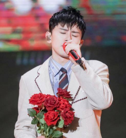 后来演唱会结束之后,吃完饭从饭店出来的时候,张杰和谢娜两个人十指相