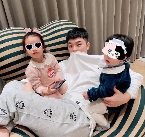 表舅就是大家都很熟悉的大导演陈凯歌了亲舅舅是著名的作曲家胡小环陈