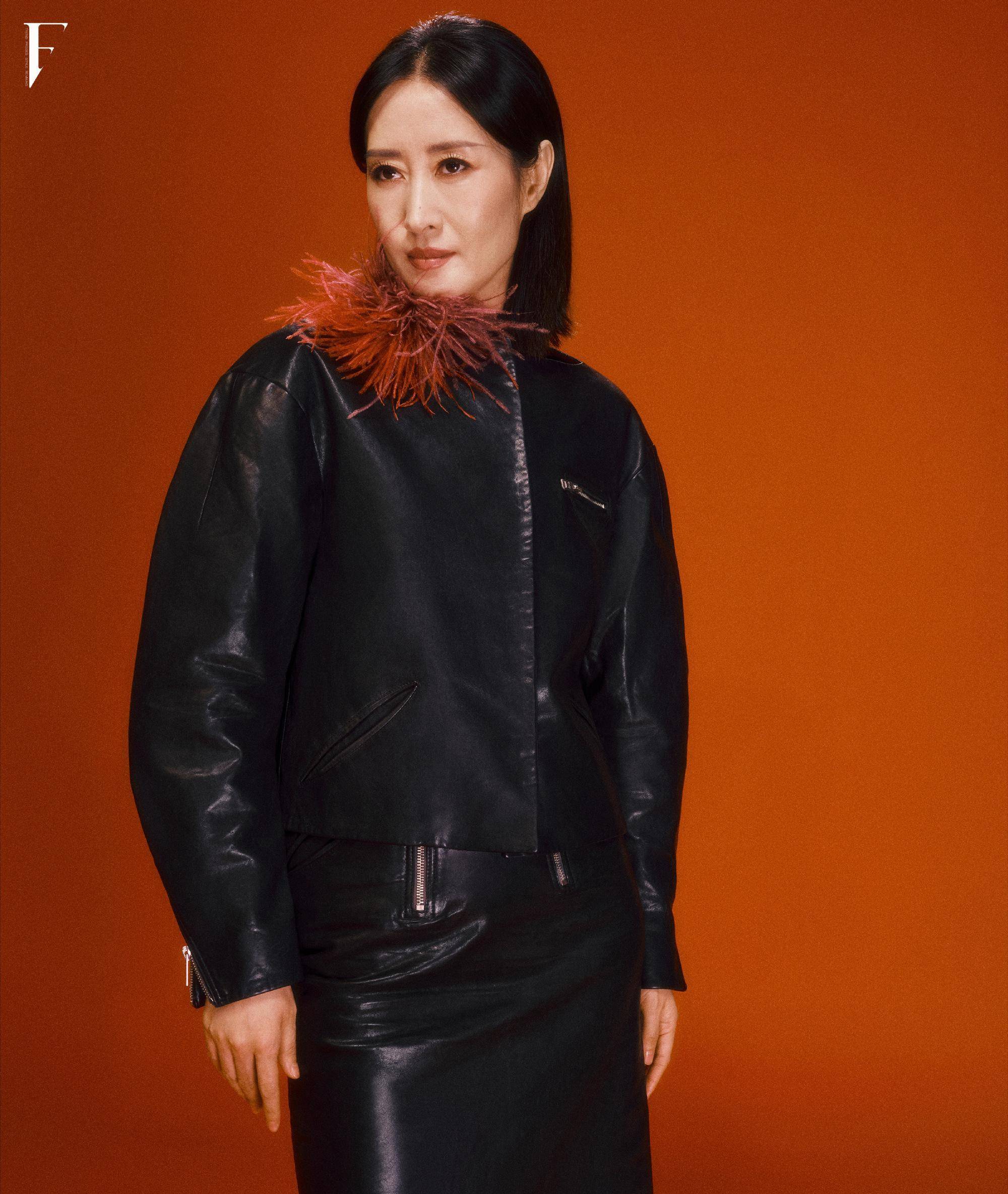 47岁刘敏涛登《f时尚画报》红裙美臀曝光,网友纷纷表示:太美了!