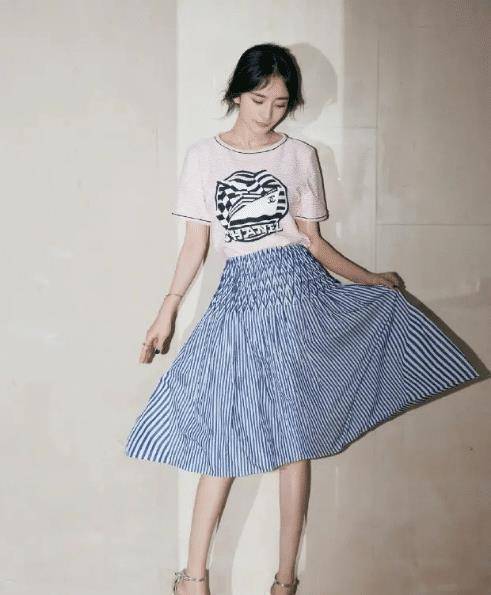 杨幂懒理恋情绯闻,穿卡其色西装配短裤带货,洞洞鞋时髦爆了