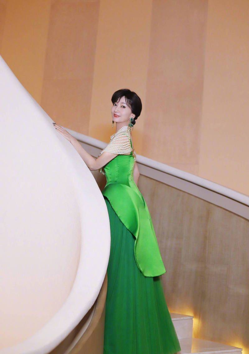 赵雅芝再度展现优雅魅力,一袭绿裙成时尚焦点_气质_大气_写真照