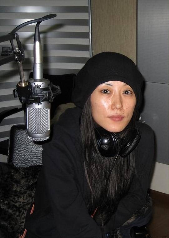 悲情的姜昕:窦唯已是过客,婚后丈夫抑郁自尽,51岁的她还好吗?