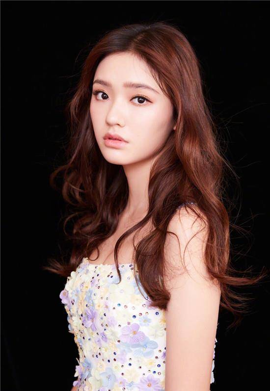 又诞生一对好闺蜜,林允红毯获杨紫贴心搀扶赞其"男友力爆棚"_朋友