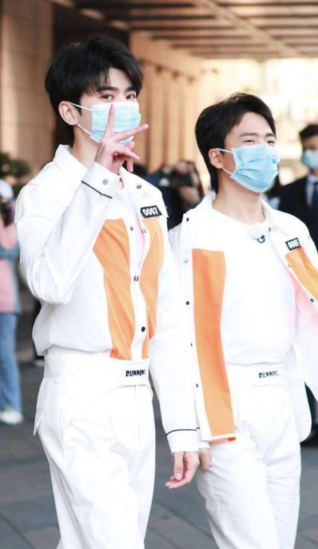 《奔跑吧》他们来了,蔡徐坤与郭麒麟搭肩,贴心为baby提裙_节目_状态