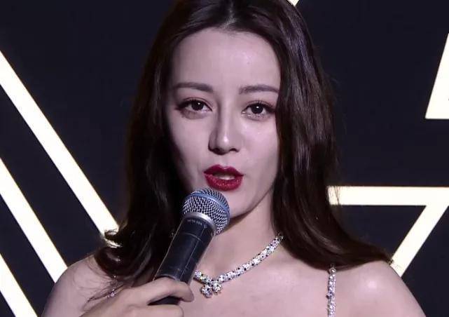 此外迪丽热巴的身材还是非常火热的,经常大秀美腿,让人感到既羡慕又是