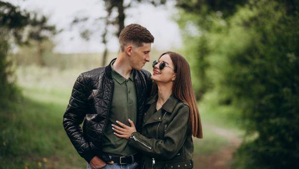 "分开两年,一次喜宴偶遇前夫,看到他的左手,泪水再也止不住"_陆玲