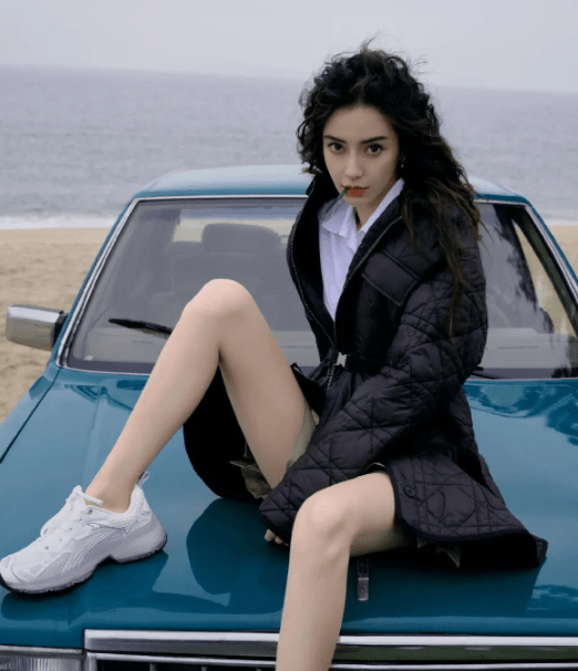 其实,在娱乐圈中,像杨颖这样晒出泳装照的女星并不少见.