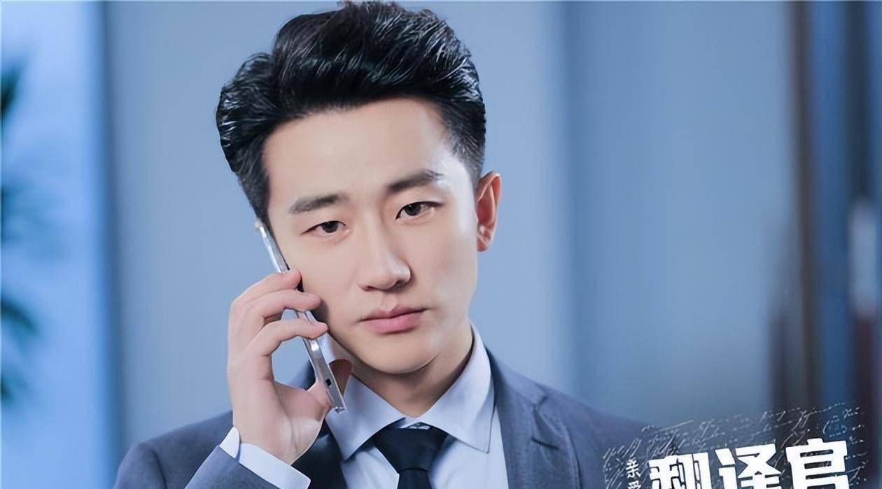 黄轩是我国内地知名演员.2007年,凭借电影《地下天空》进入娱乐圈.