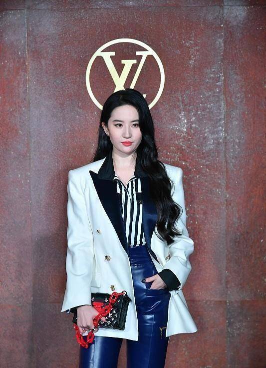 "神仙姐姐"刘亦菲现代装也很美,白色西装配皮裤,干练又大气_时尚_黑色