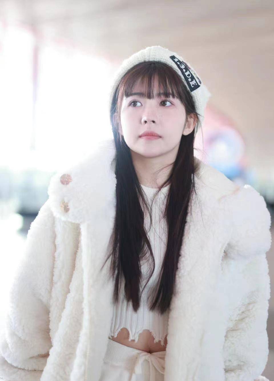 赖美云机场街拍,身穿毛呢大衣创意毛衣搭配抽绳裤,清新可爱_白色_时尚