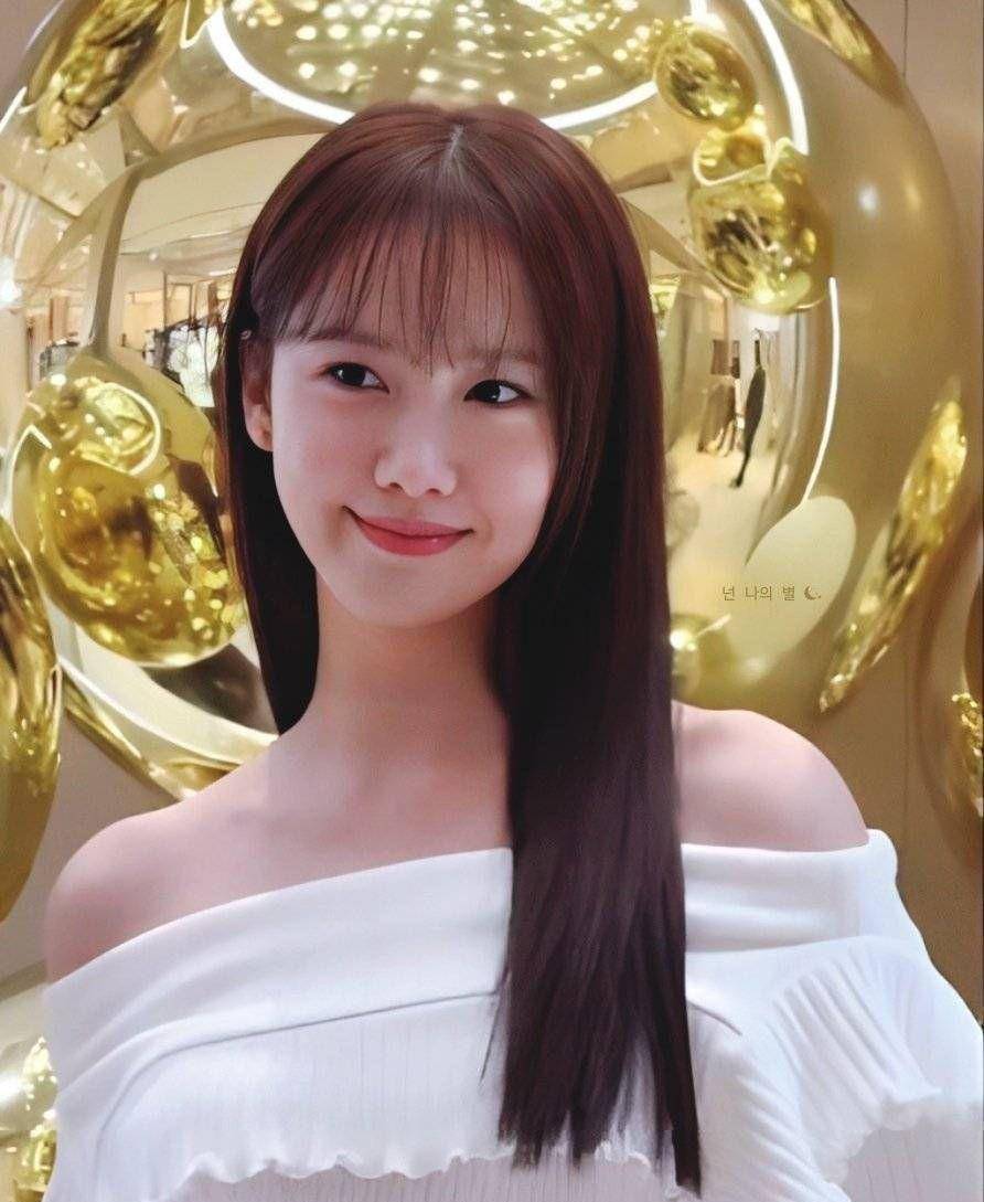 林允儿打球时的照片,身穿一字肩白色连衣裙,笑容可爱_形象_自然_表演